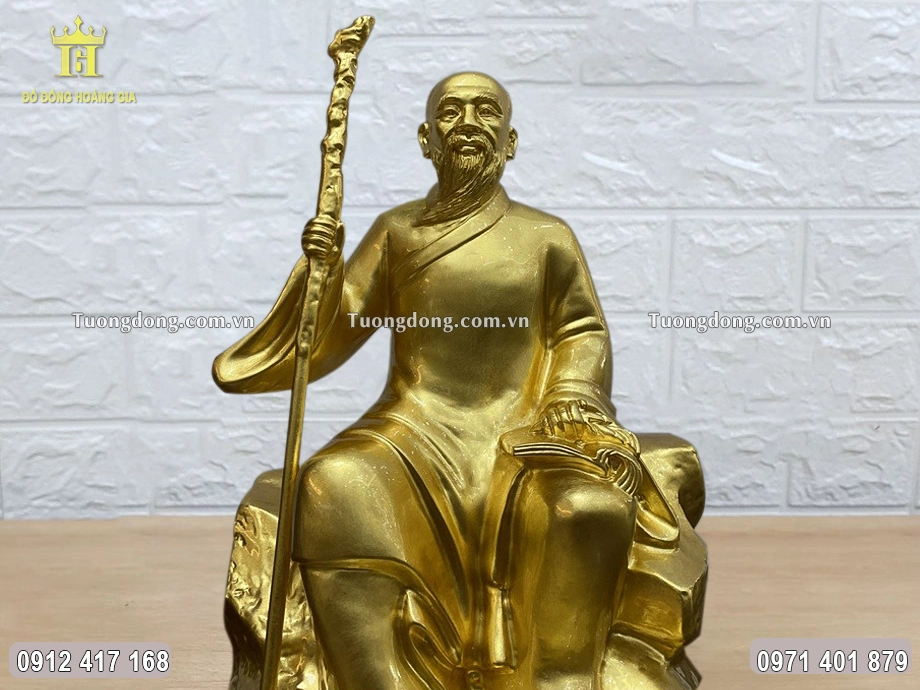 Gương mặt ông được chạm khắc uy nghiêm mà vô cùng hiền hậu